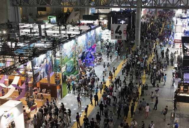 昨年の「東京ゲームショウ2015」の様子。今年の出展社数は去年を大幅に上回る。海外のゲームメーカーなども積極的に参加している