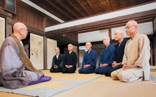 兵庫県姫路市にある臨済宗妙心寺派の龍門寺。右から5人の修行僧は皆、企業で定年まで勤め上げたサラリーマンで、60歳を超えている（写真:菅野勝男）