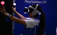 東京ゲームショウ2016のソニー・インタラクティブエンタテインメントブースでPS VRを試遊する女性。PS VRの発売と同時に、20タイトル以上のソフトが発売される