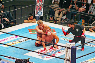 新日本プロレスは40代男性のみならず、女性の間でも人気が上昇している。