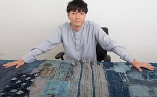 森山さんが机に広げているのがぼろ。近年、海外のアーティストやファッション関係者から注目を集めている