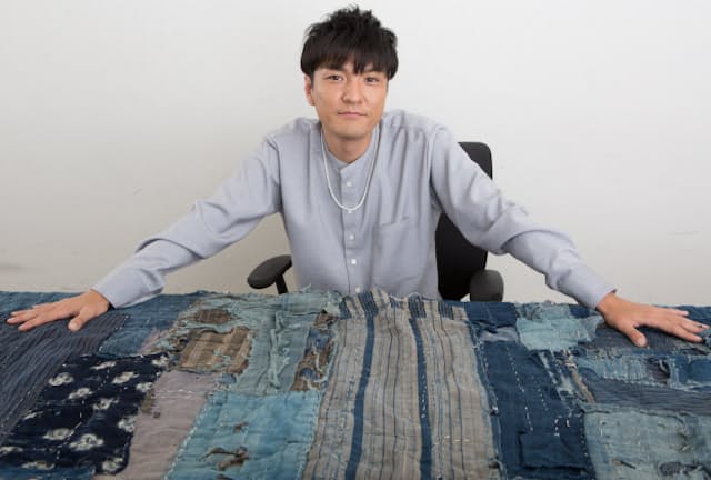 森山さんが机に広げているのがぼろ。近年、海外のアーティストやファッション関係者から注目を集めている