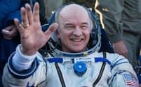 2016年9月7日にカザフスタンに着陸した直後、集まった報道陣に挨拶するジェフ・ウィリアムズ氏。今回のミッションで、NASAの宇宙飛行士による宇宙滞在期間の最長記録を更新した。（Photograph by Bill Ingalls, NASA, Getty Images）