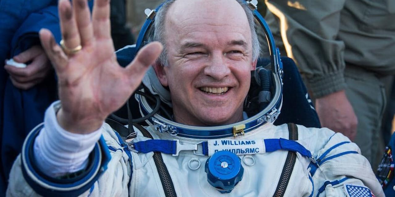 地球から最も遠くへ行った人物は Nikkei Style 地球から最も遠くへ行った人物は Nikkei Style