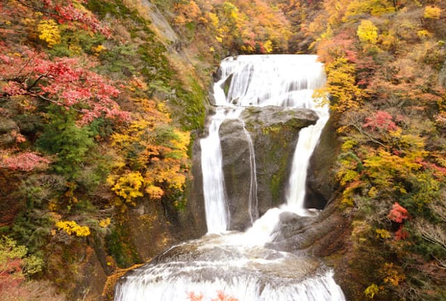袋田の滝、2015年11月10日撮影。例年11月上旬から中旬が紅葉のタイミングといわれています