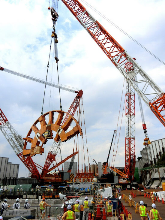 ゴジラ級巨大クレーン見参 東京外環トンネル工事 日本経済新聞 ゴジラ級巨大クレーン見参 東京外環トンネル工事 日本経済新聞