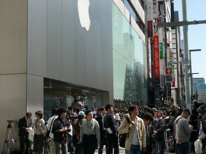 Ipad発売 ソフトバンク表参道や銀座のアップルストアで大行列 日本経済新聞