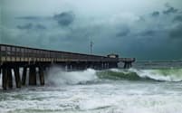 ハリケーン「マシュー」の影響で高波が打ち寄せる米国フロリダ州ポンパノビーチの埠頭。専門家は、米国の海面上昇に対する対策は不十分だと指摘する。（PHOTOGRAPH BY GASTON DE CARDENAS, AFP, GETTY）