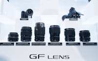 世界最大のカメラ用品の展示会「Photokina2016」で展示された中判ミラーレスカメラ用の交換レンズ群。ミラーレスの本格化を感じさせる発表だった