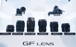 世界最大のカメラ用品の展示会「Photokina2016」で展示された中判ミラーレスカメラ用の交換レンズ群。ミラーレスの本格化を感じさせる発表だった