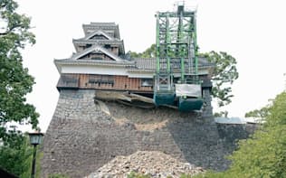 写真1　熊本城の「竹の丸」という区域から見上げた飯田丸五階櫓の南面。背後の「飯田丸」から伸びる片持ち梁が石垣の崩落による倒壊を食い止めている。8月4日撮影（写真:大林組）