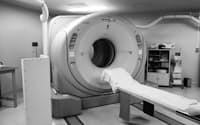 国立がんセンターのPET検査装置。患者を検査台にあおむけに寝かせて、ドーナツ状の装置内を移動させながら断層撮影する。