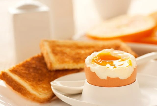 朝食にパンを食べるなら、卵などのたんぱく質をセットにして（c）nikkiphoto 123-rf