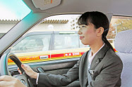 国際自動車では新卒の女性ドライバーも増えている=同社提供
