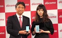 NTTドコモは10月19日に新サービス・新商品発表会を実施。多くのスマートフォン新機種を発表した。吉澤和弘社長（左）とCMキャラクターの高畑充希さん（右）