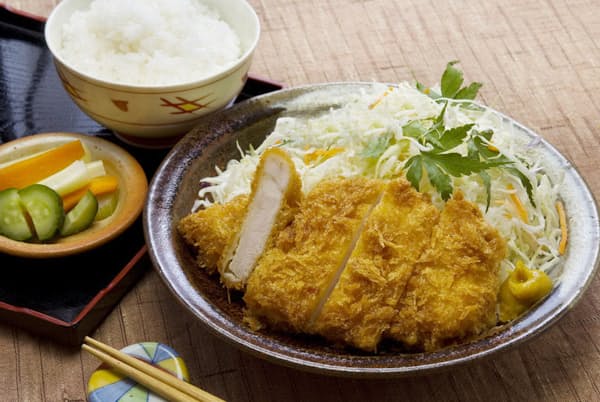 午後の眠気を防ぎたいなら、ランチでとんかつ定食を食べるとき、何から手を付けるのがいい? とんかつ? キャベツ? ごはん?(c)PaylessImages 123-rf 午後の眠気を防ぎたいなら、ランチでとんかつ定食を食べるとき、何から手を付けるのがいい? とんかつ? キャベツ? ごはん?(c)PaylessImages 123-rf