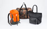 これらのバッグは小さく折り畳み収納できる。旅行や出張などの時にカバンに入れておけば荷物が増えても安心