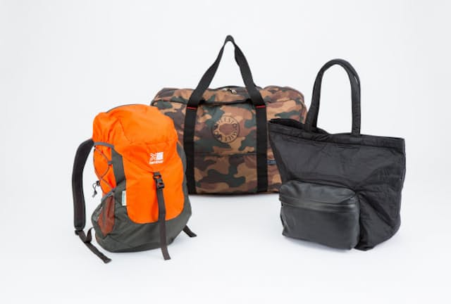 これらのバッグは小さく折り畳み収納できる。旅行や出張などの時にカバンに入れておけば荷物が増えても安心