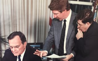 デビッド・デマレスト氏（中央）はブッシュ陣営の選挙対策広報部長として1988年、92年の大統領選にかかわった