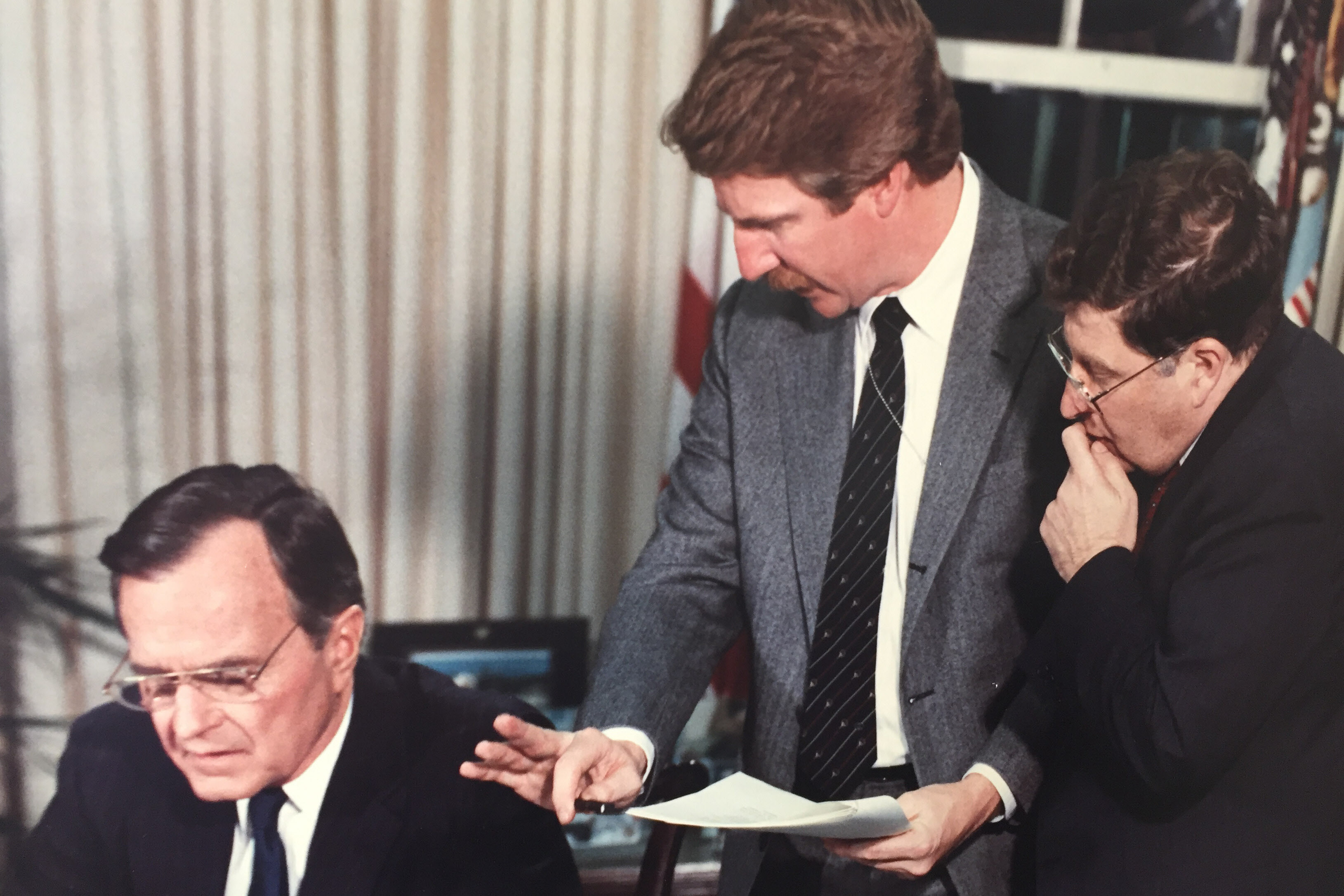 デビッド・デマレスト氏（中央）はブッシュ陣営の選挙対策広報部長として1988年、92年の大統領選にかかわった