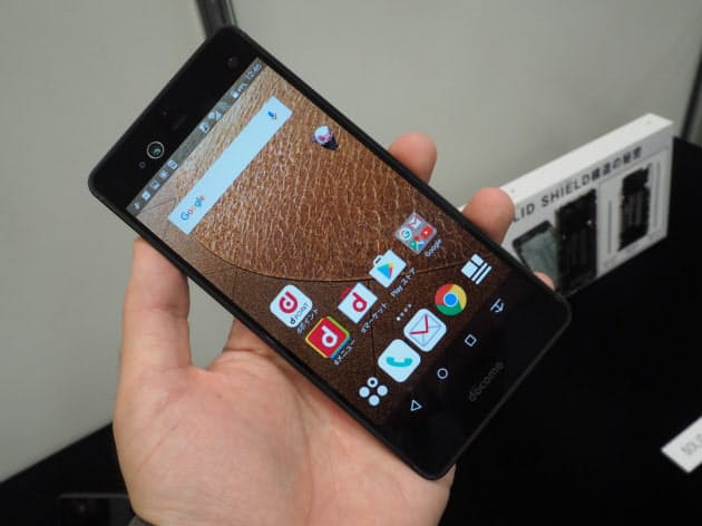 1 5m落下でも割れない画面 スリムな頑丈スマホを解剖 Nikkei Style 1 5m落下でも割れない画面 スリムな頑丈スマホを解剖 Nikkei Style