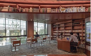 写真2 2階、書店の奥にスタートアップカフェを併設している。コーヒーを片手に、起業の相談を専門家にできる（写真:母倉知樹）