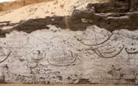 アビドスの遺跡で、白く塗られた日干しれんがの壁に描かれた船列。3800年前、ここには葬儀に使われた木造船が埋められていた。（PHOTOGRAPH COURTESY JOSEF WEGNER, UNIVERSITY OF PENNSYLVANIA MUSEUM OF ARCHAEOLOGY AND ANTHROPOLOGY）