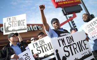 食品関連労働者の賃金改善を訴える、2015年のシカゴでのデモ。全米各地で同様の運動が展開されているが、とりわけ、女性や有色人種の間で問題は深刻だ。（PHOTOGRAPH BY SCOTT OLSON, GETTY IMAGES）