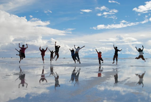 ウユニ塩湖で楽しむトリッピース参加者
