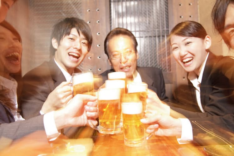 宴会の季節到来 酔わない飲み方 7つのウソ ホント Nikkei Style 宴会の季節到来 酔わない飲み方 7つのウソ ホント Nikkei Style