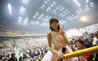 16年8月にさいたまスーパーアリーナで開催された「AKB48シングル選抜総選挙第一党感謝祭2016」での渡辺麻友。「推しメン席」を初めて導入し、目前でパフォーマンスするメンバーを自由に撮影できる時間が設けられた(C)AKS
