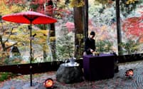 野点の抹茶や茶菓子がふるまわれる星のや京都の「紅葉お茶会」。夕暮れ時の紅葉を惜しむようにめでる