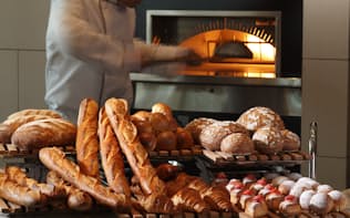 パン工房から運ばれるパンを大きな窯で温め直してくれる（パレスホテル東京提供）