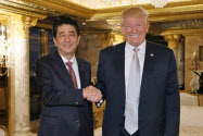 トランプタワーで会談に臨む安倍首相とトランプ次期米大統領(11月17日、ニューヨーク)=内閣広報室提供