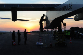 スイスのソーラー プレーン 太陽電池と蓄電池で26時間飛行に成功 日本経済新聞