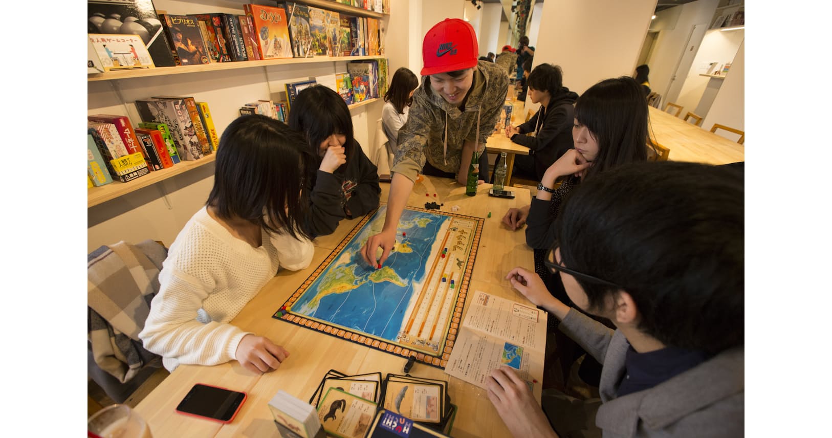 カフェも急増 ボードゲームにアラサーがハマる理由 Nikkei Style カフェも急増 ボードゲームにアラサーがハマる理由 Nikkei Style