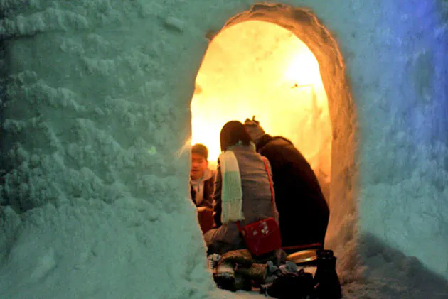 入ってたんせ 横手のかまくら 雪と闇と光の幻想 Nikkei Style 入ってたんせ 横手のかまくら 雪と闇と光の幻想 Nikkei Style