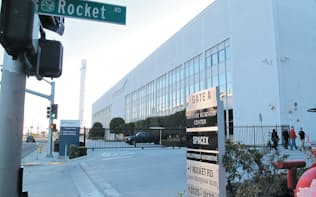 ロサンゼルスにあるスペースXの工場。隣接の道路の名は「ロケット」