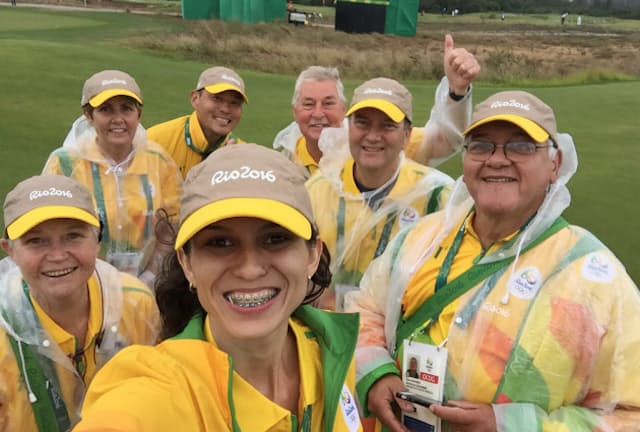リオのゴルフ会場でボランティア仲間と記念撮影する竹澤さん（後列左）。7人のメンバーのうち竹澤さんを含め5人がブラジル以外からの応援組