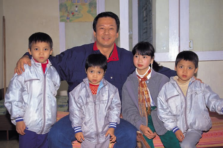 杉良太郎さん ベトナムに176人の子供 投じた私財は 億円 陰口なんのその Nikkei Style 杉良太郎さん ベトナムに176人の子供 投じた私財は 億円 陰口なんのその Nikkei Style