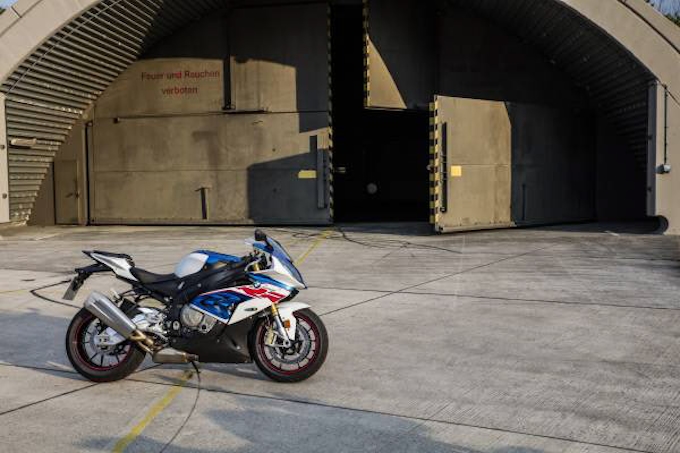 Bmwj スーパー スポーツ モーターサイクル ニュー Bmw S 1000 Rr を発表 日本経済新聞