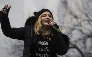 1月21日、ワシントンでのデモ行進「ウィメンズ・マーチ」に参加してトランプ批判のスピーチをするマドンナ　（c）The New York Times/アフロ