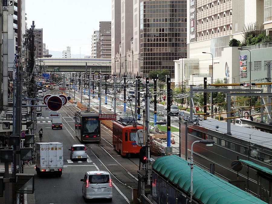 関西初の芝生軌道 大阪 阪堺電車 移設で大変身 日本経済新聞