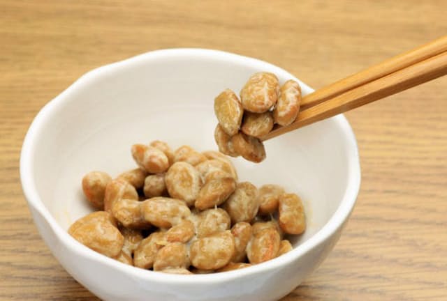 納豆は他の大豆製品とは異なり、血栓を溶かす酵素「ナットウキナーゼ」を含む。（c）reika7 -123rf