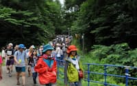 夏フェスでは雨具もカラフル（フジロックフェスティバル'10、新潟県湯沢町）