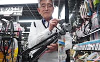 「三脚の神」こと、ヨドバシカメラ新宿西口本店の森泰生さん。三脚を仕事にして40年以上。同僚からも「三脚の神」や「三脚先生」と呼ばれ慕われている
