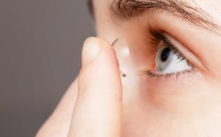 コンタクトレンズの長期使用は眼瞼下垂のリスクを高める（c）Victor Koldunov-123rf