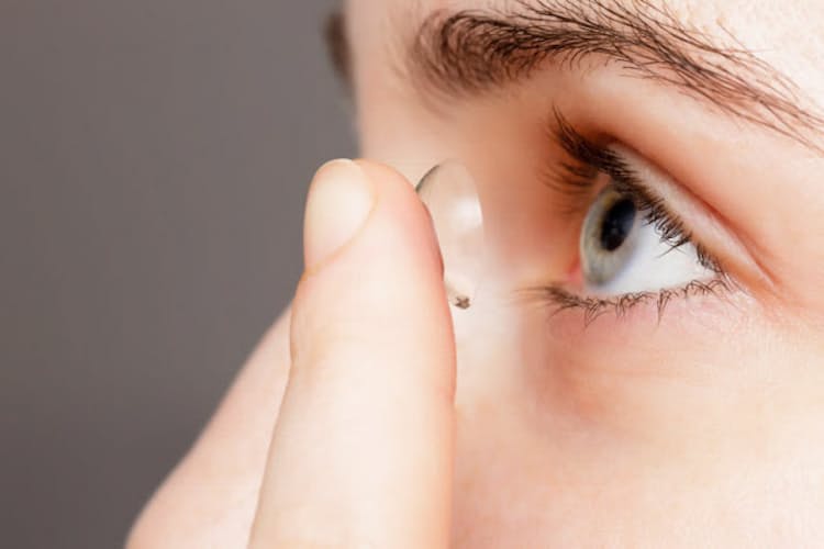 コンタクト使用 まぶたのたるみ リスク100倍 Nikkei Style コンタクト使用 まぶたのたるみ リスク100倍 Nikkei Style