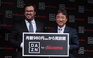 新サービスを発表するNTTドコモの吉沢和弘社長（右）とパフォーム日本法人のジェームズ・ラシュトンCEO（左）