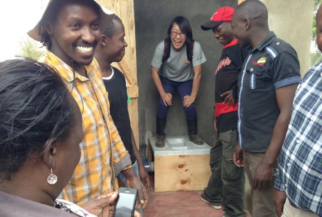 ケニアに設置した無水トイレに立つ山上遊さん（中央）